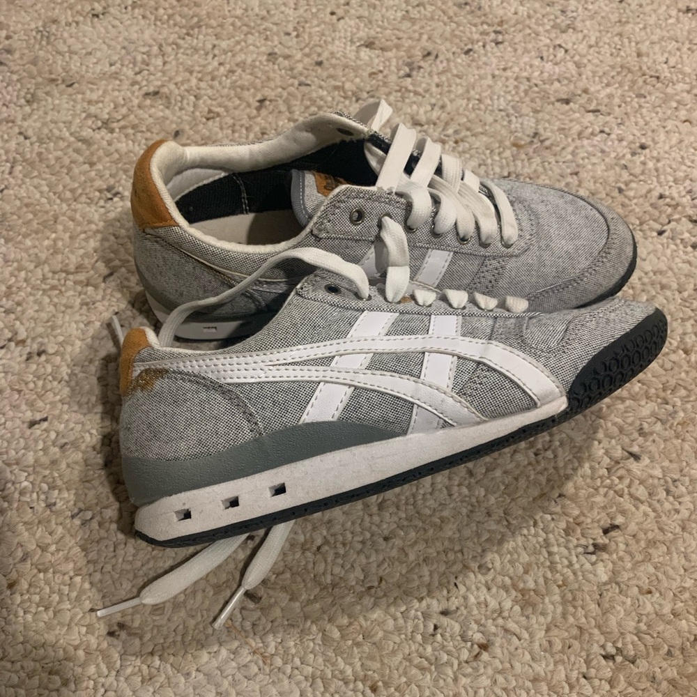 Gray and white Onitsuka Tiger by Asics women’s size 6 sneaker Worn maybe 3 times